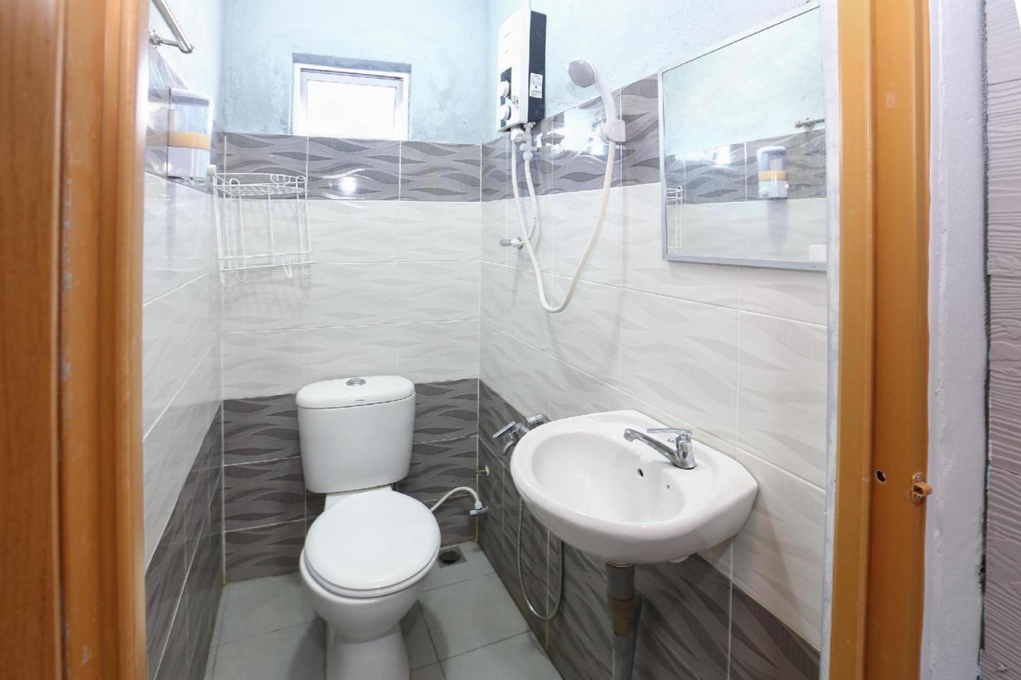 Spot On 89796 D'Noor Budget Inn Κότα Μπάρου Εξωτερικό φωτογραφία